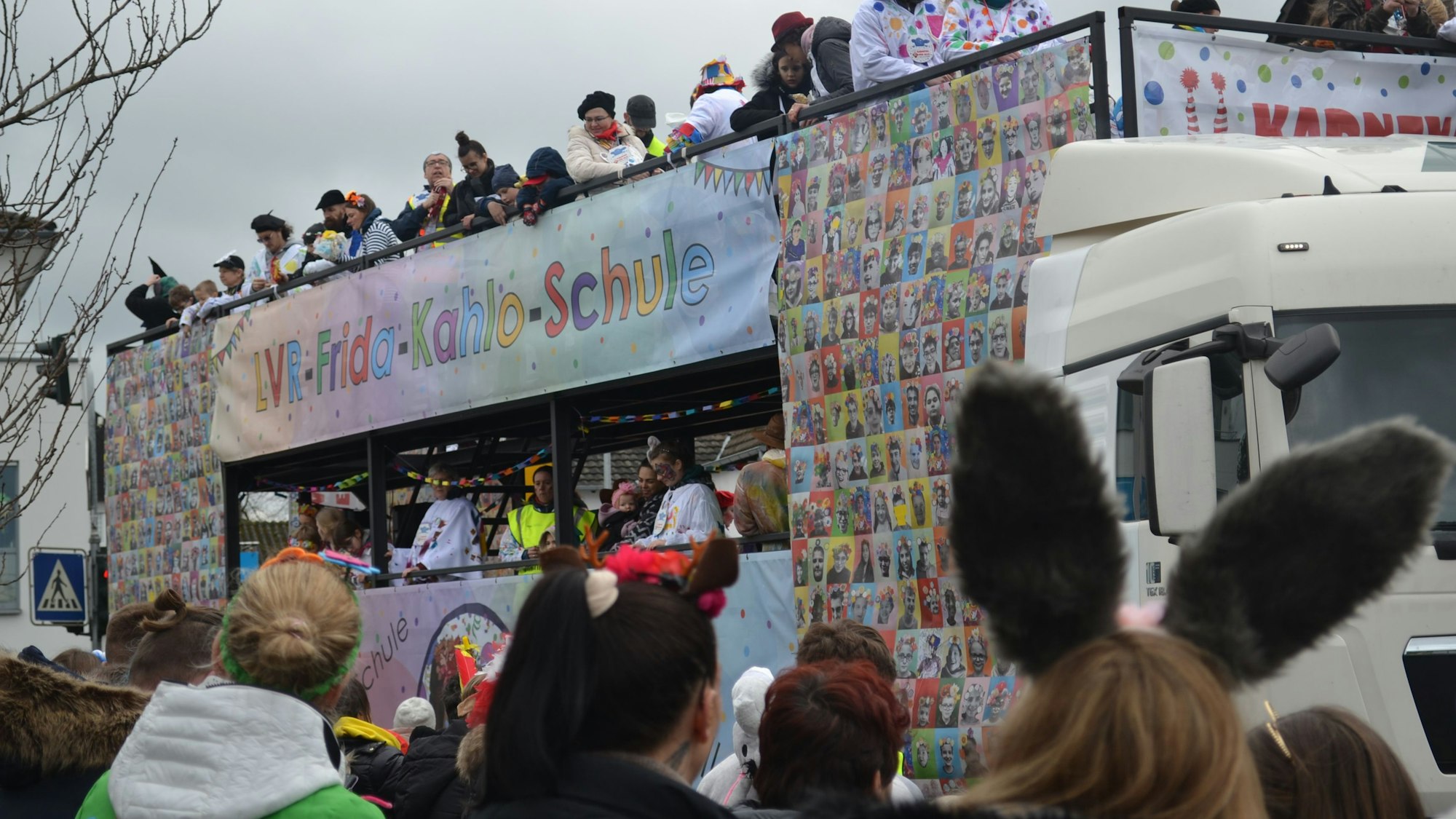 Zug in Sankt Augustin: Die LVR-Frida-Kahlo-Schule feiert mit dem Zug ihr Jubiläum.