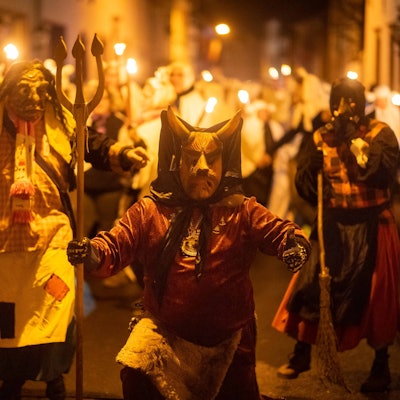 Teufel und Hexen vorneweg: Die Traditionsfiguren gehören auch zum Geisterzug. Ihnen folgen Hunderte Geister, um in Blankenheim den Winter auszutreiben.