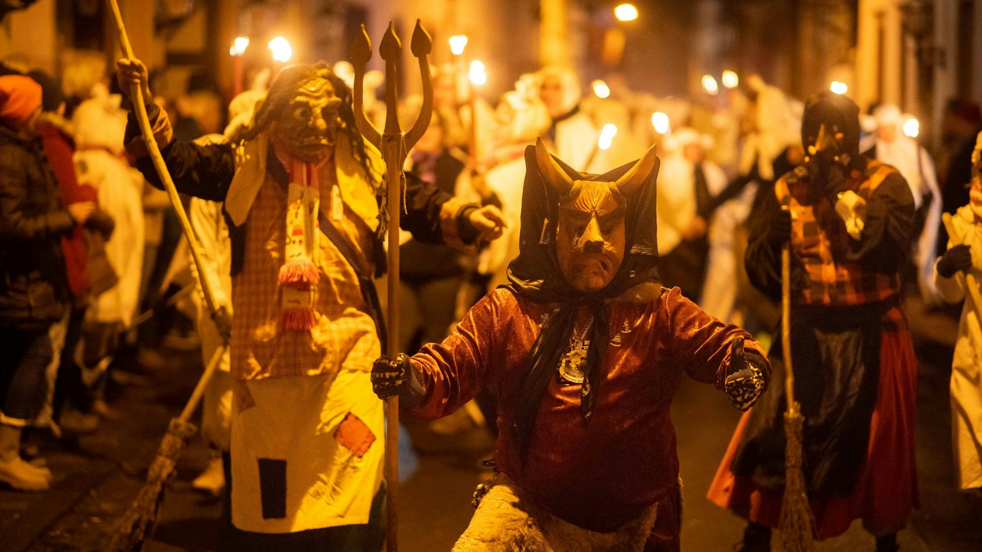 Teufel und Hexen vorneweg: Die Traditionsfiguren gehören auch zum Geisterzug. Ihnen folgen Hunderte Geister, um in Blankenheim den Winter auszutreiben.