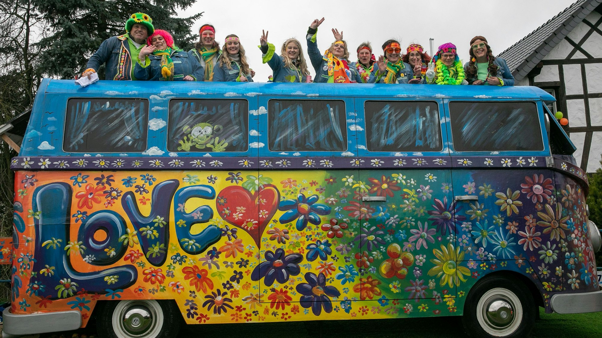 Ganz auf Flower-Power setzte das Ex-Dreigestirn beim Karnevalszug in Fritzdorf.