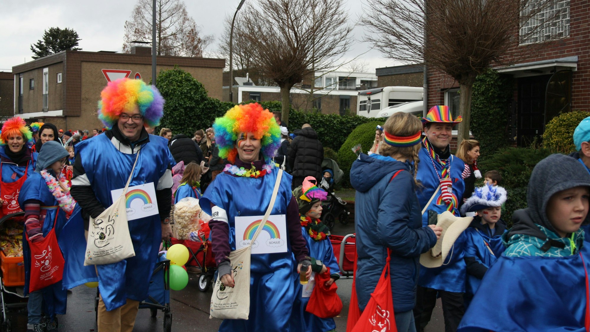 Grauer Himmel und gute Stimmung beim Zoch in Widdersdorf.
