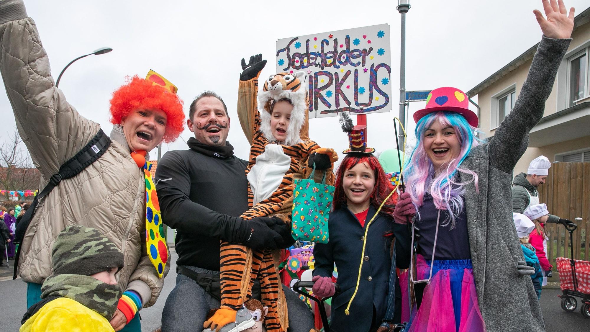 Der „Todenfelder Zirkus“ hatte seine Manege in den Karnevalszug verlegt.