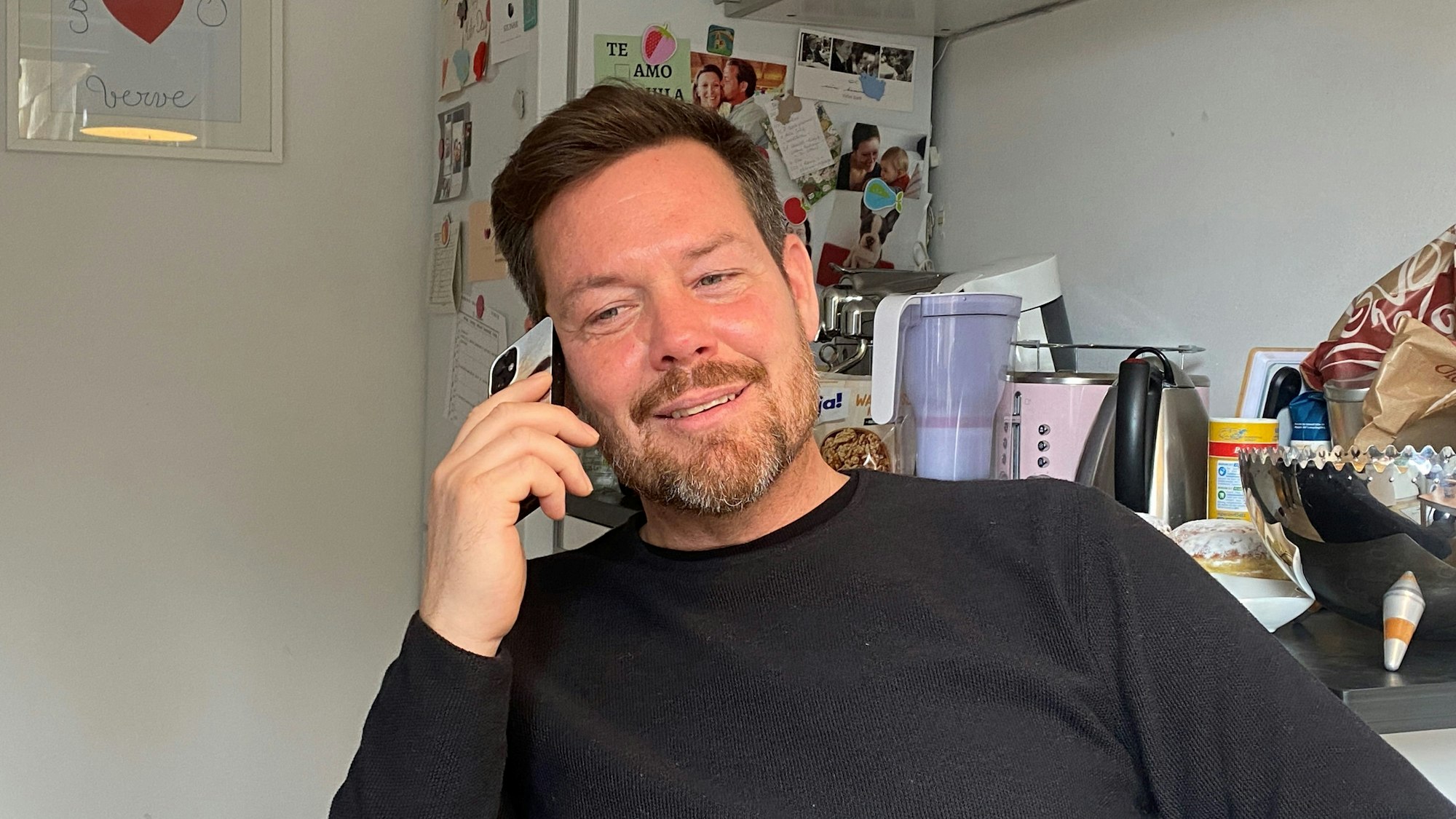 Der Sicherheitschef, Detlef Rey, ruft an. Zugleiter Simon Schwieren trifft letzte Absprachen.