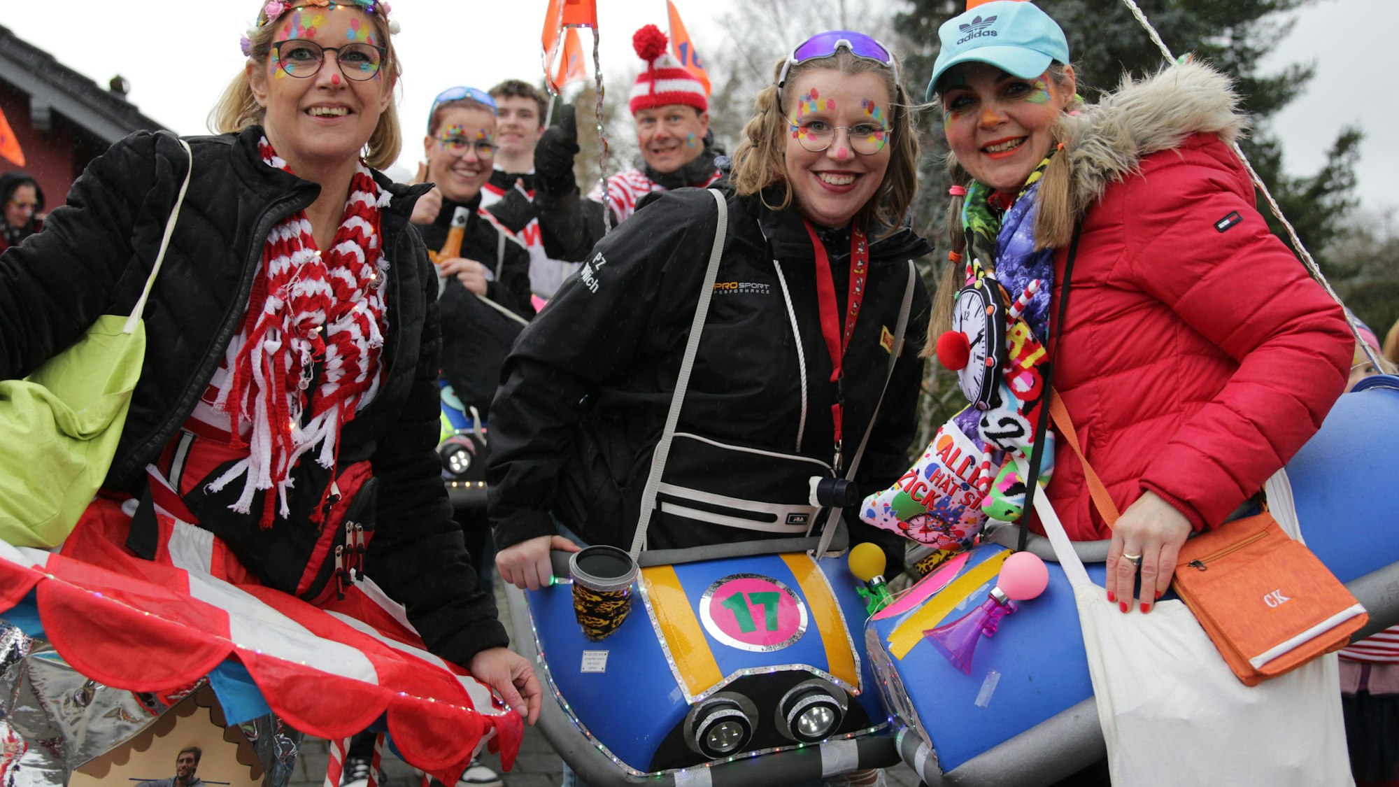 Ist nun Kirmes oder Karneval? Die Gruppe um Martina Heinrich sorgte als Rummelplatz für Aufsehen.