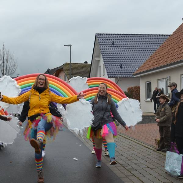 Eine Gruppe aus Floisdorf sorgte unter dem grau verhangenen Himmel als Regenbögen für bunte Farbtupfer im Schwerfener Zoch.