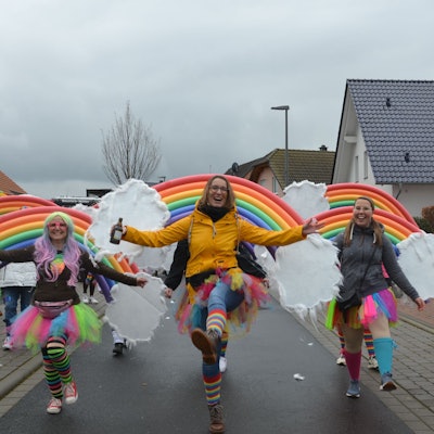 Eine Gruppe aus Floisdorf sorgte unter dem grau verhangenen Himmel als Regenbögen für bunte Farbtupfer im Schwerfener Zoch.