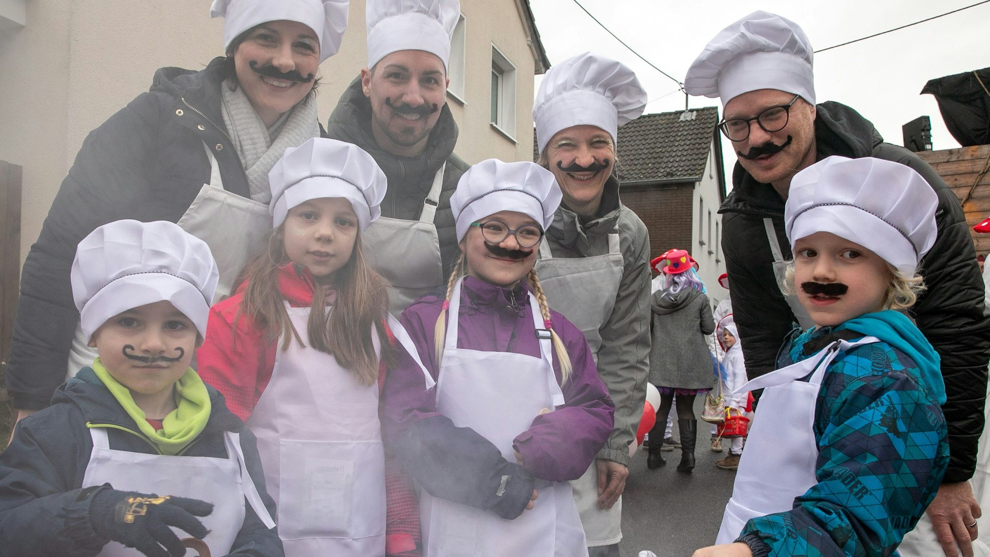 Eine heiße Gemüsesuppe hatten diese Köche beim Karnevalszug in Todenfeld zubereitet.