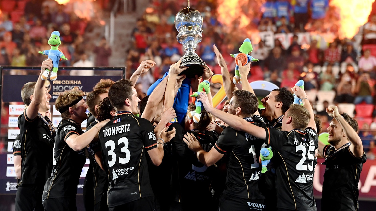 Die deutschen Hockeyspieler freuen sich über ihre Goldmedaille - und dürfen beim Rosenmontagszug nicht fehlen.