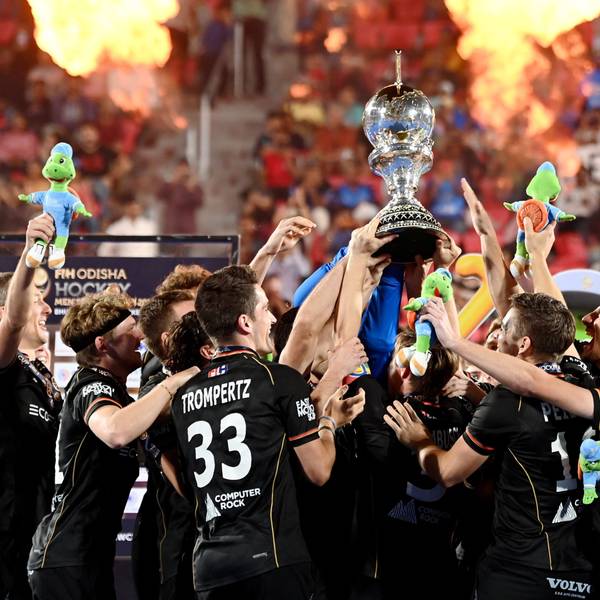Die deutschen Hockeyspieler freuen sich über ihre Goldmedaille - und dürfen beim Rosenmontagszug nicht fehlen.