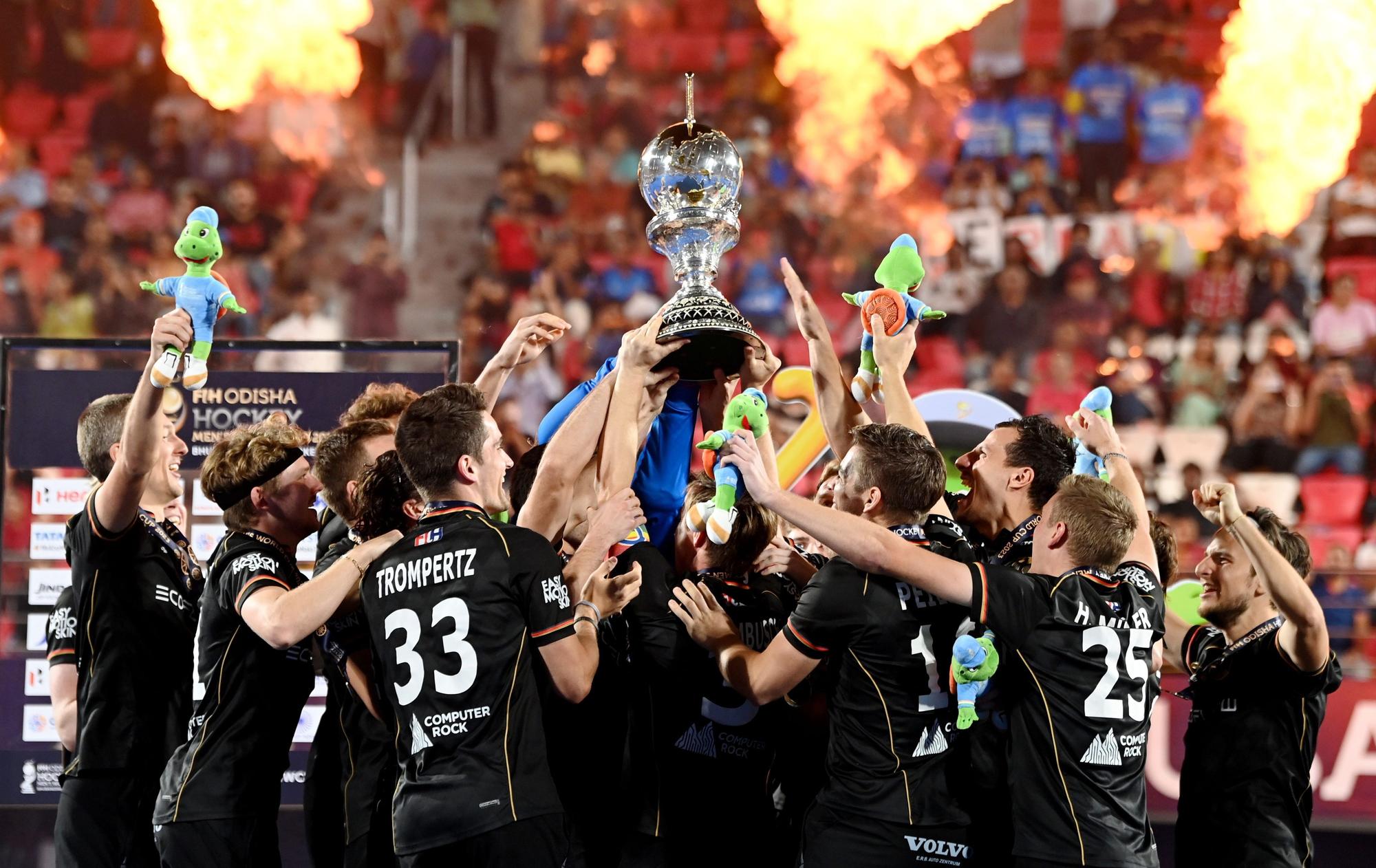 Die deutschen Hockeyspieler freuen sich über ihre Goldmedaille - und dürfen beim Rosenmontagszug nicht fehlen.