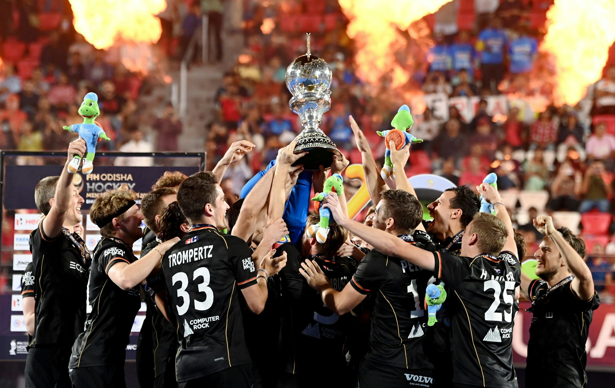 Die deutschen Hockeyspieler freuen sich über ihre Goldmedaille - und dürfen beim Rosenmontagszug nicht fehlen.