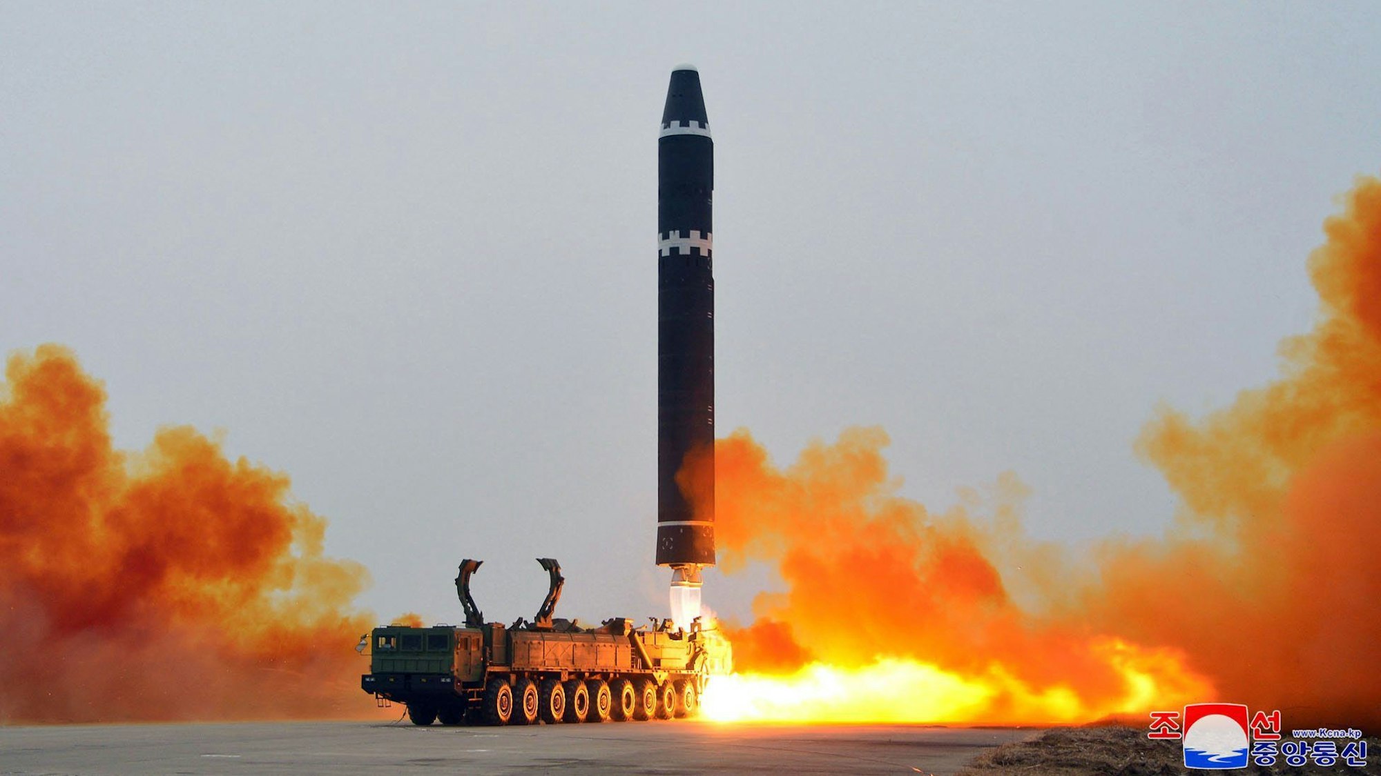 Dieses von der nordkoreanischen Regierung zur Verfügung gestellte Bild zeigt den Start einer ballistischen Interkontinentalrakete (ICBM) vom Typ "Marskanone 15" auf dem internationalen Flughafen von Pjöngjang.