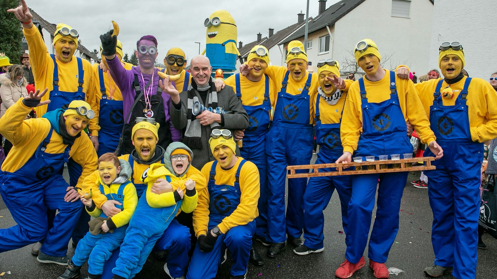 Der Junggesellenverein ist bestens gelaunt beim Karnevalszug in Morenhoven 2025.