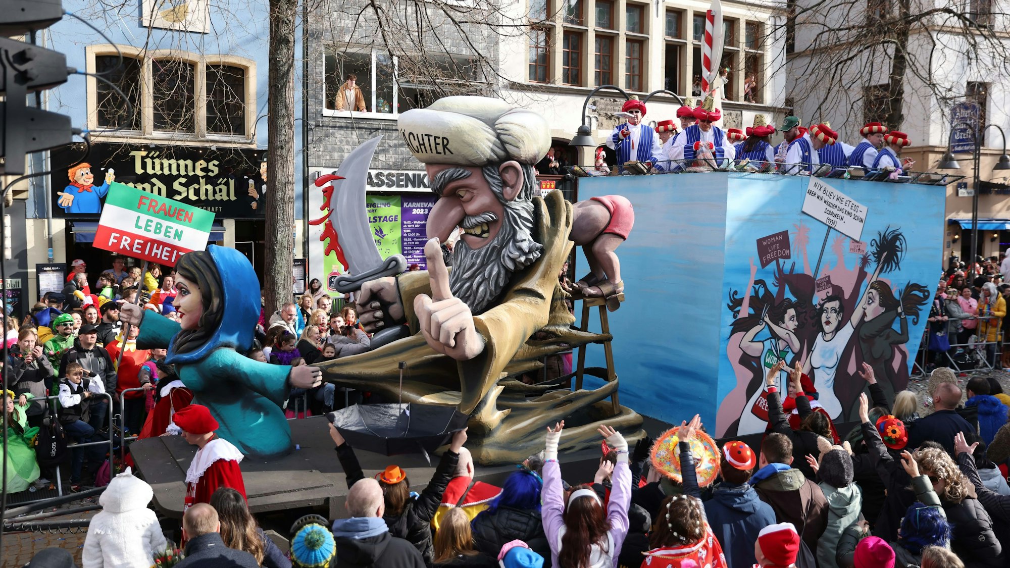 Einer der bis zuletzt geheim gehaltenen Motto-Wagen beschäftigt sich mit dem Mullah-Regime im Iran.