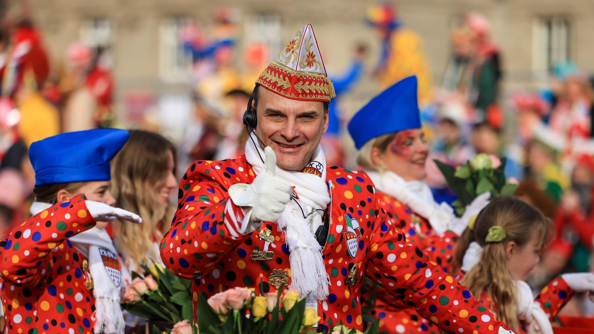 Köln: Zugleiter Holger Kirsch steht auf dem Wagen des Festkomitees Kölner Karneval.