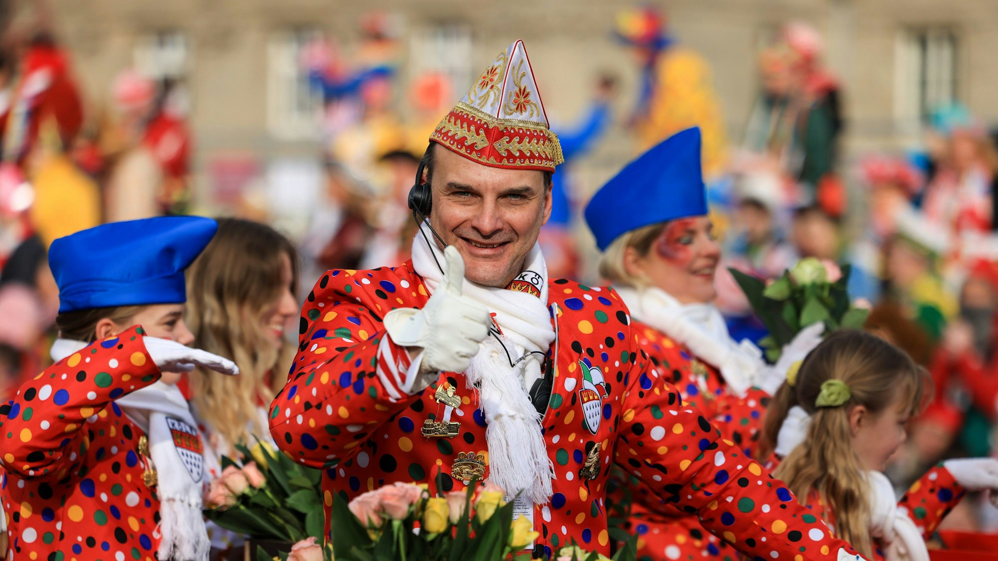 Köln: Zugleiter Holger Kirsch steht auf dem Wagen des Festkomitees Kölner Karneval.