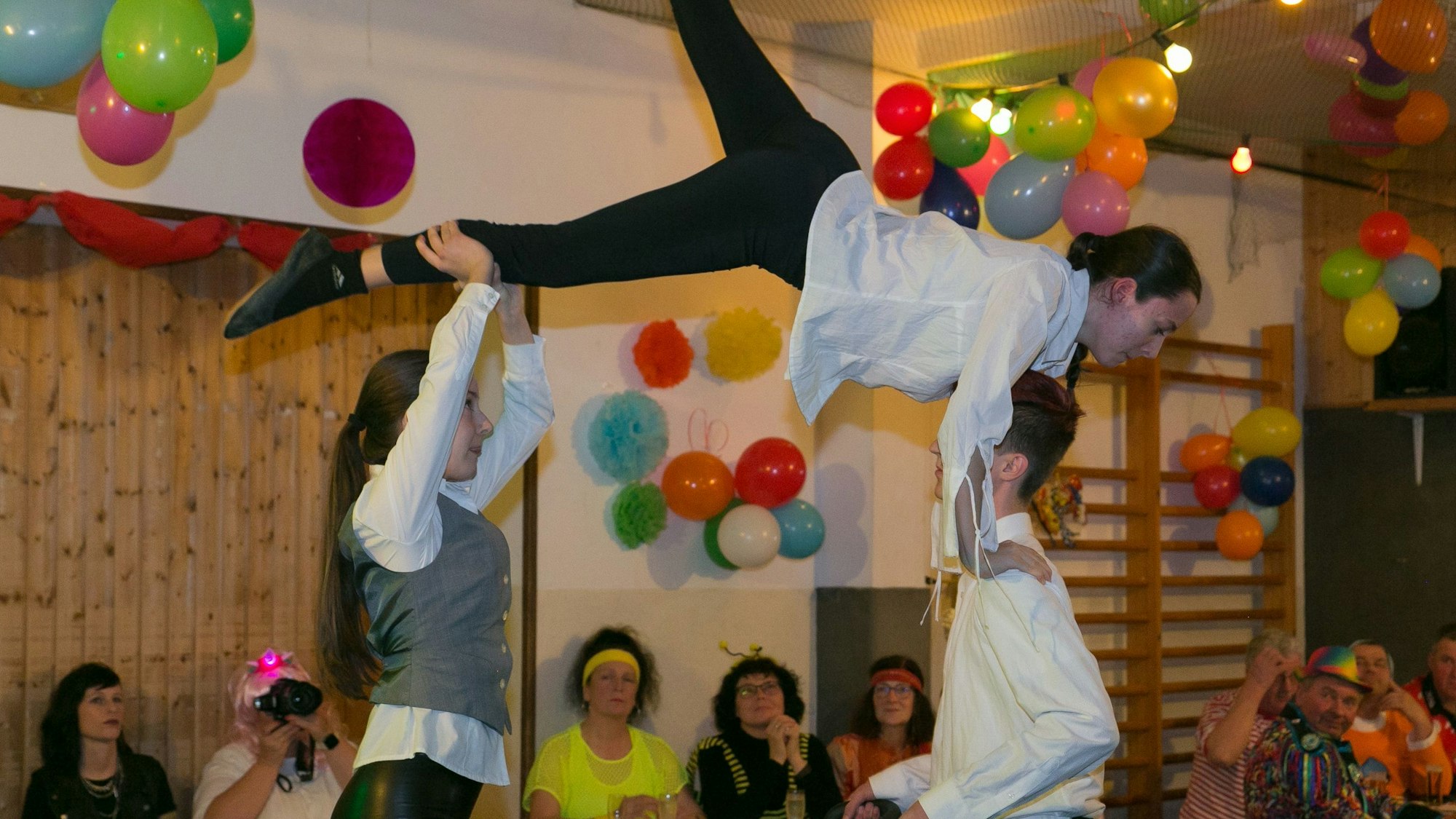 Die Voltigierer zeigen Turnkunststücke.