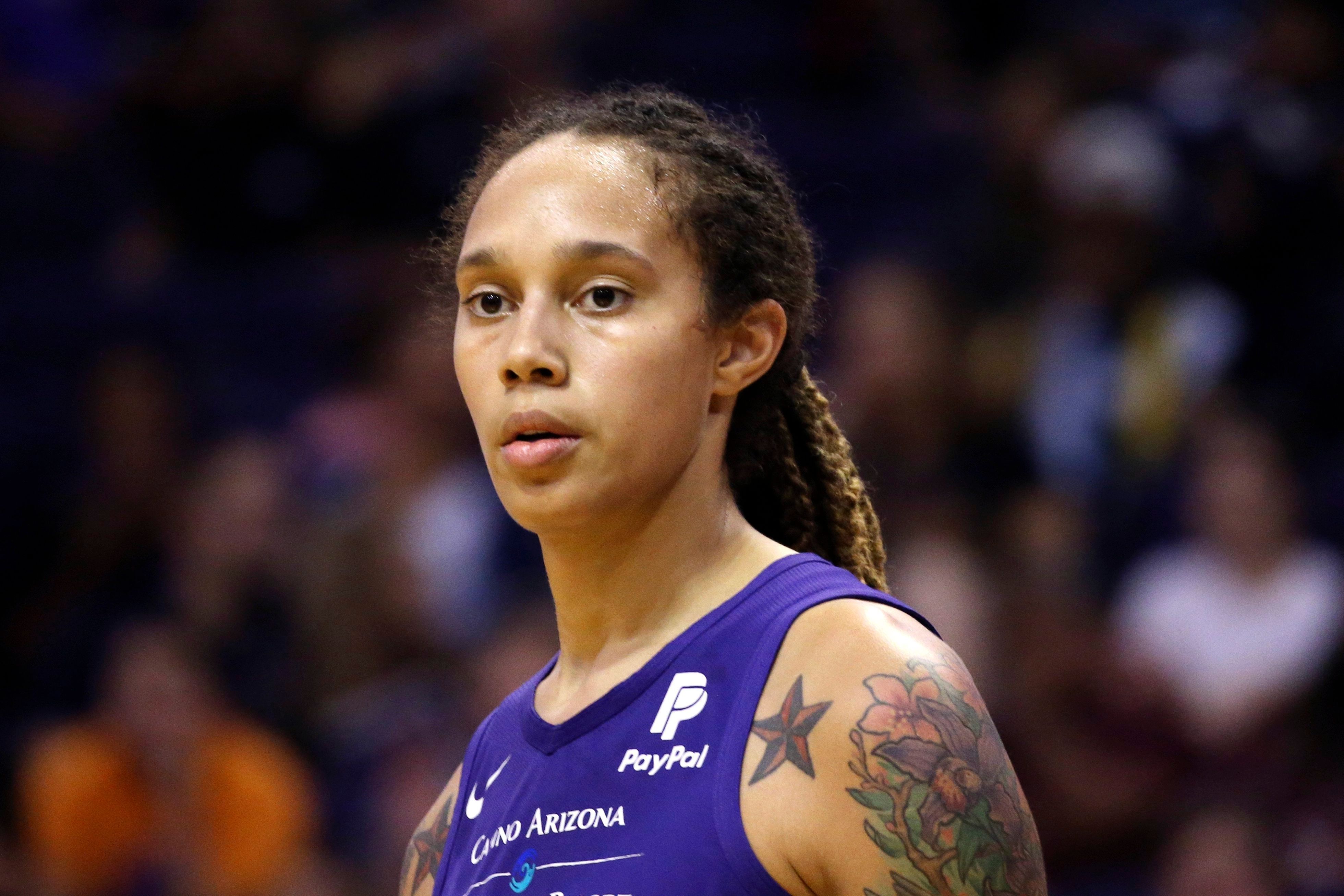 Brittney Griner, Spielerin von Phoenix Mercury hält während der zweiten Halbzeit eines WNBA-Basketballspiels gegen Seattle Storm auf dem Spielfeld inne. (Archivbild)