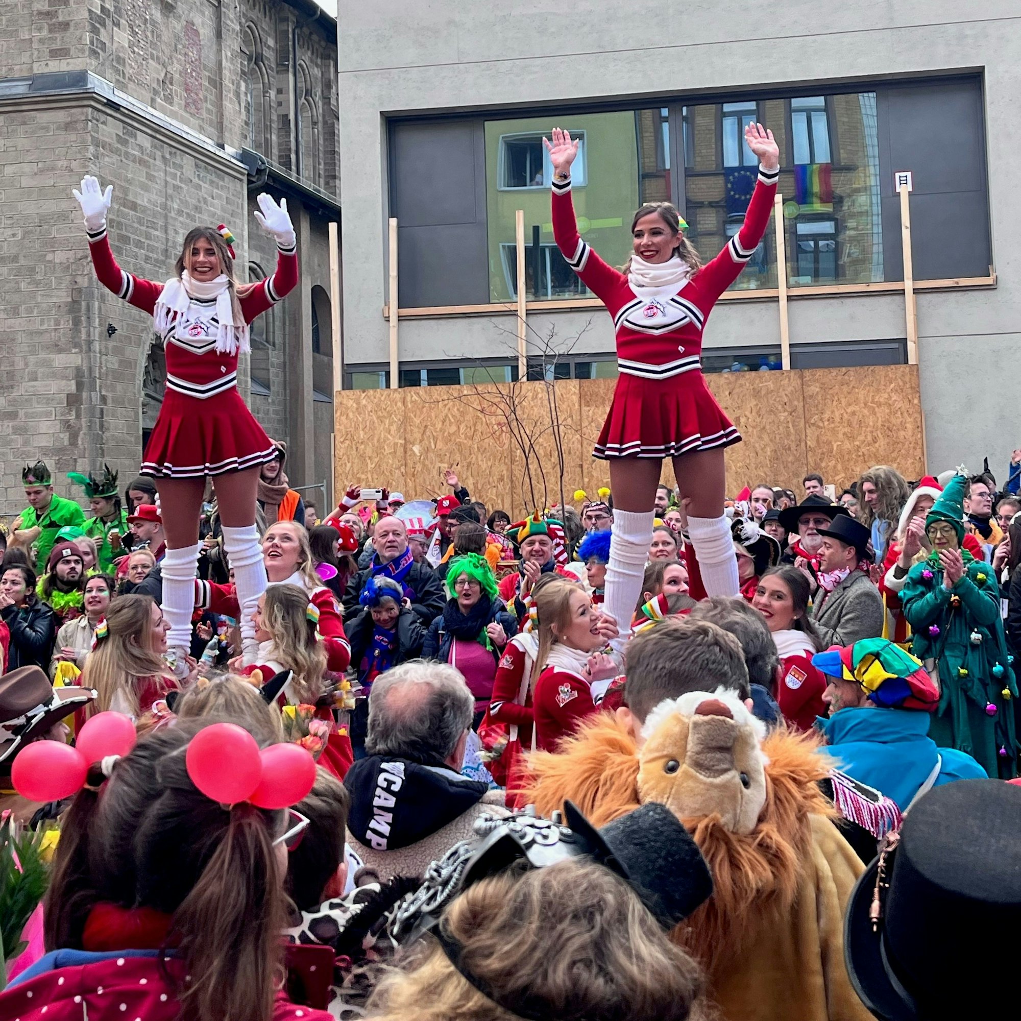 Cheerleader des 1. FC Köln an der Deutzer Freiheit