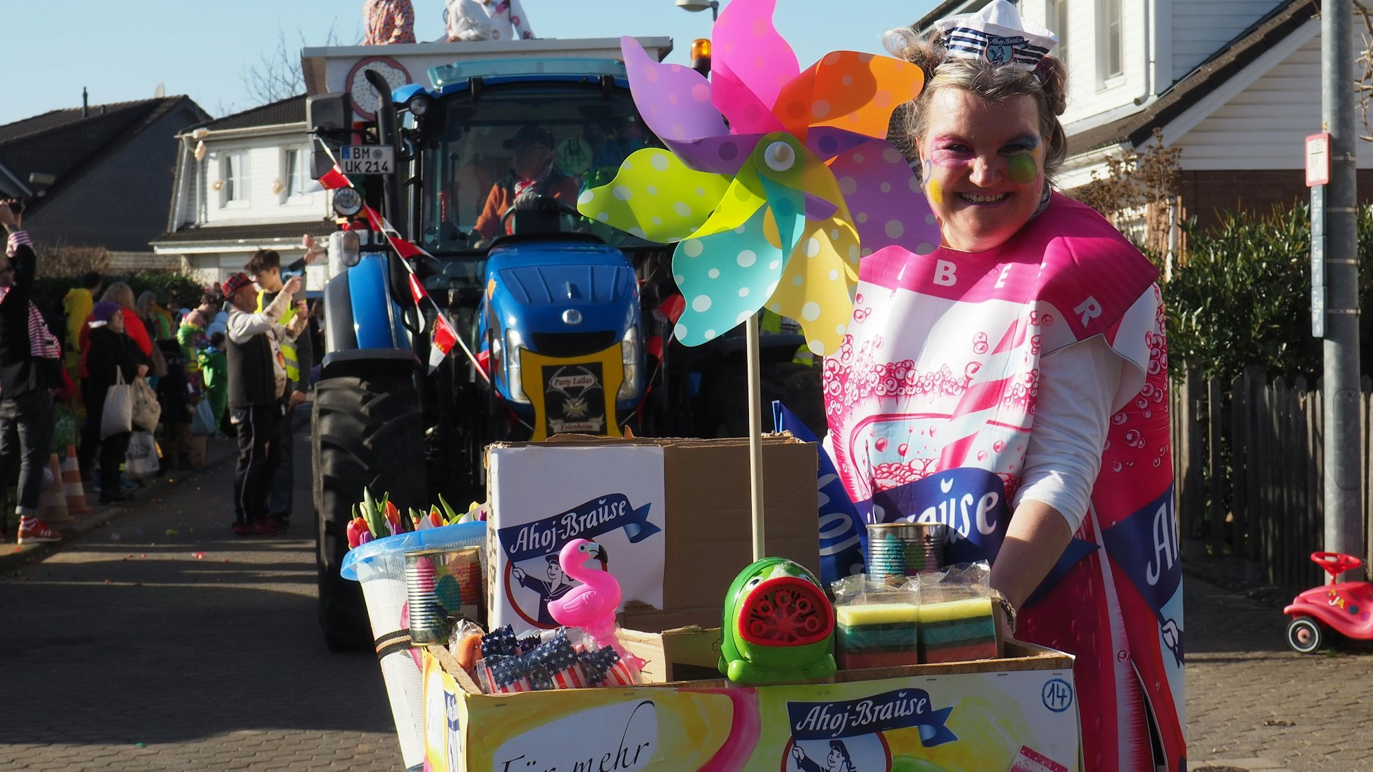 Heike Fischer schob ihren kleinen Wagen, auf dem sich munter ein Windrädchen drehte, durch Friesheim.