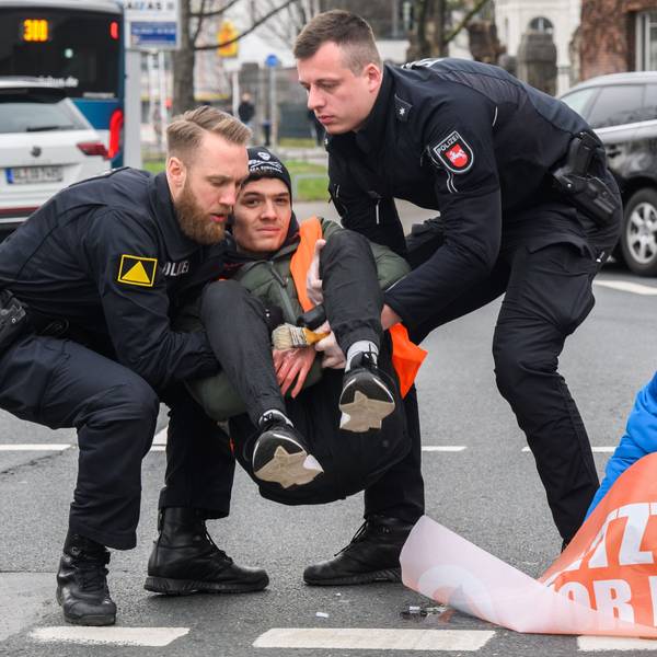Hannover: Polizisten tragen zuvor am Asphalt festgeklebte Aktivisten der Gruppierung Letzte Generation von der Straße.