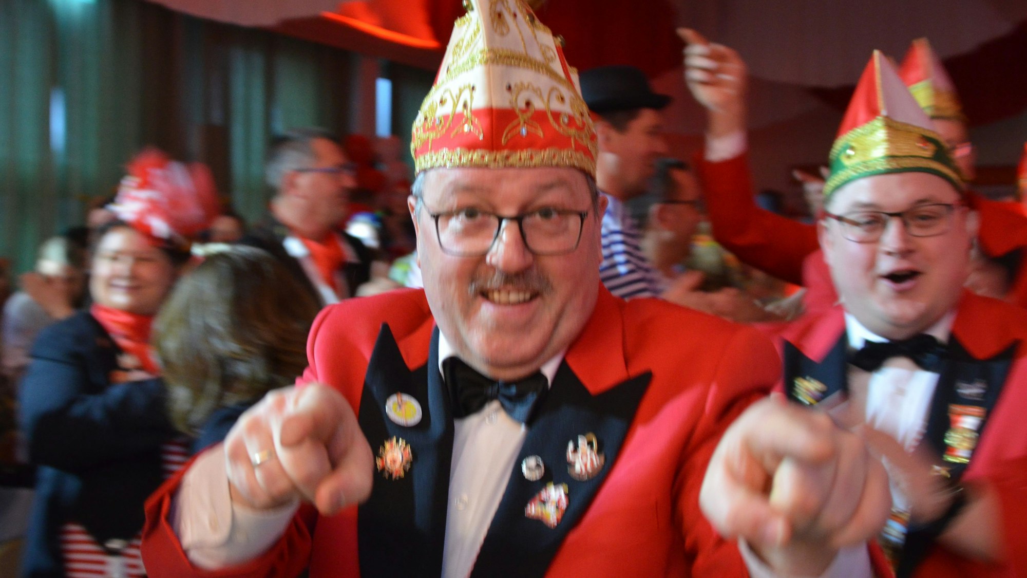 Vereinsvorsitzender Rainer Tomasetti lacht in die Kamera.