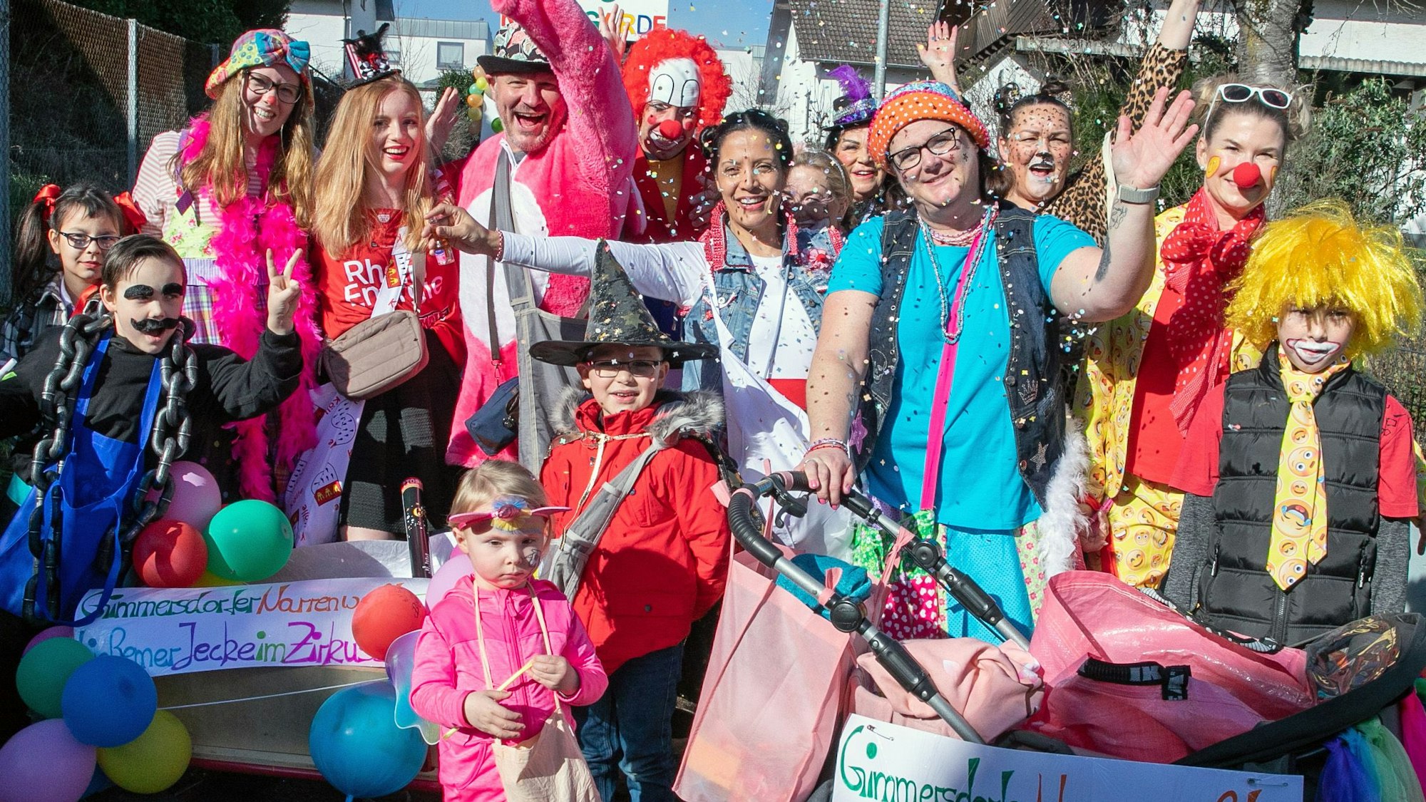 Unter dem Motto "Gimmersdorfer Narrenwelt - Ließemer Jecke im Zirkuszelt" nahmen die Jecken aus dem Nachbarort am Rosenmontagszug in Gimmersdorf teil.  Foto: Volker Jost