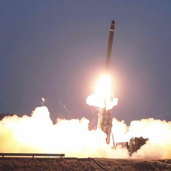 Dieses Standbild aus einem von Nordkoreas KRT ausgestrahlten Video zeigt, wie eine ballistische Rakete von einem ungenannten Ort in Nordkorea gestartet wird.
