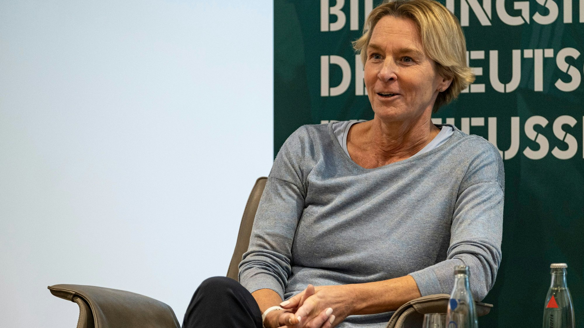 Das Bild zeigt eine Podiumsdiskussion mit DFB-Bundestrainerin Martina Voss-Tecklenburg