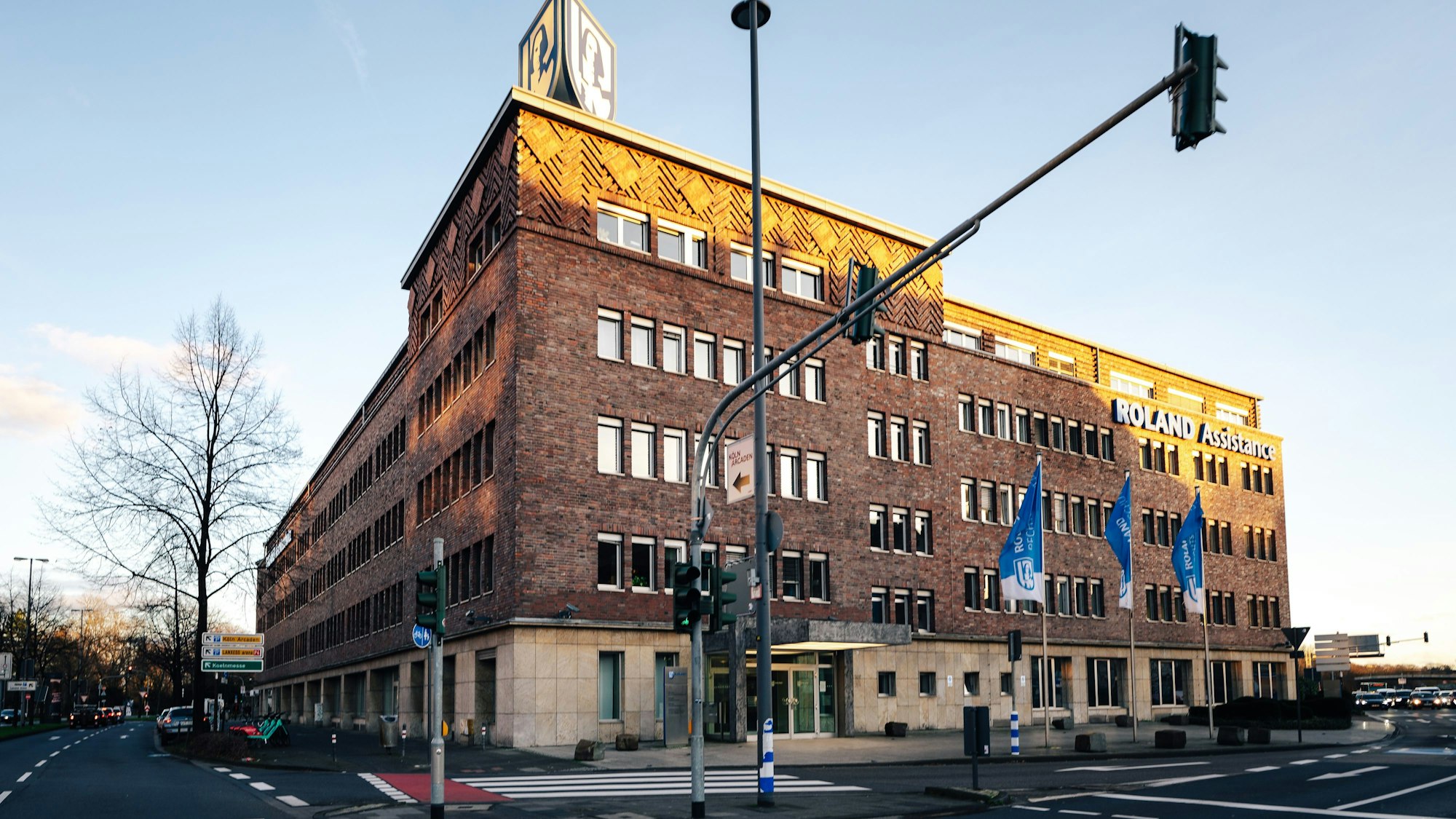 Das Deutzer Druckhaus heutzutage mit einer Straßenkreuzung im Vordergrund.