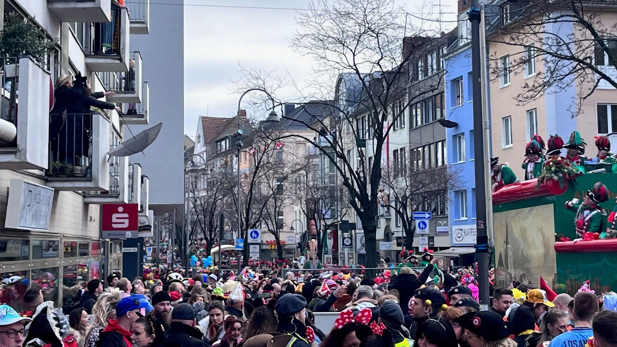 Warten an der Deutzer Freiheit