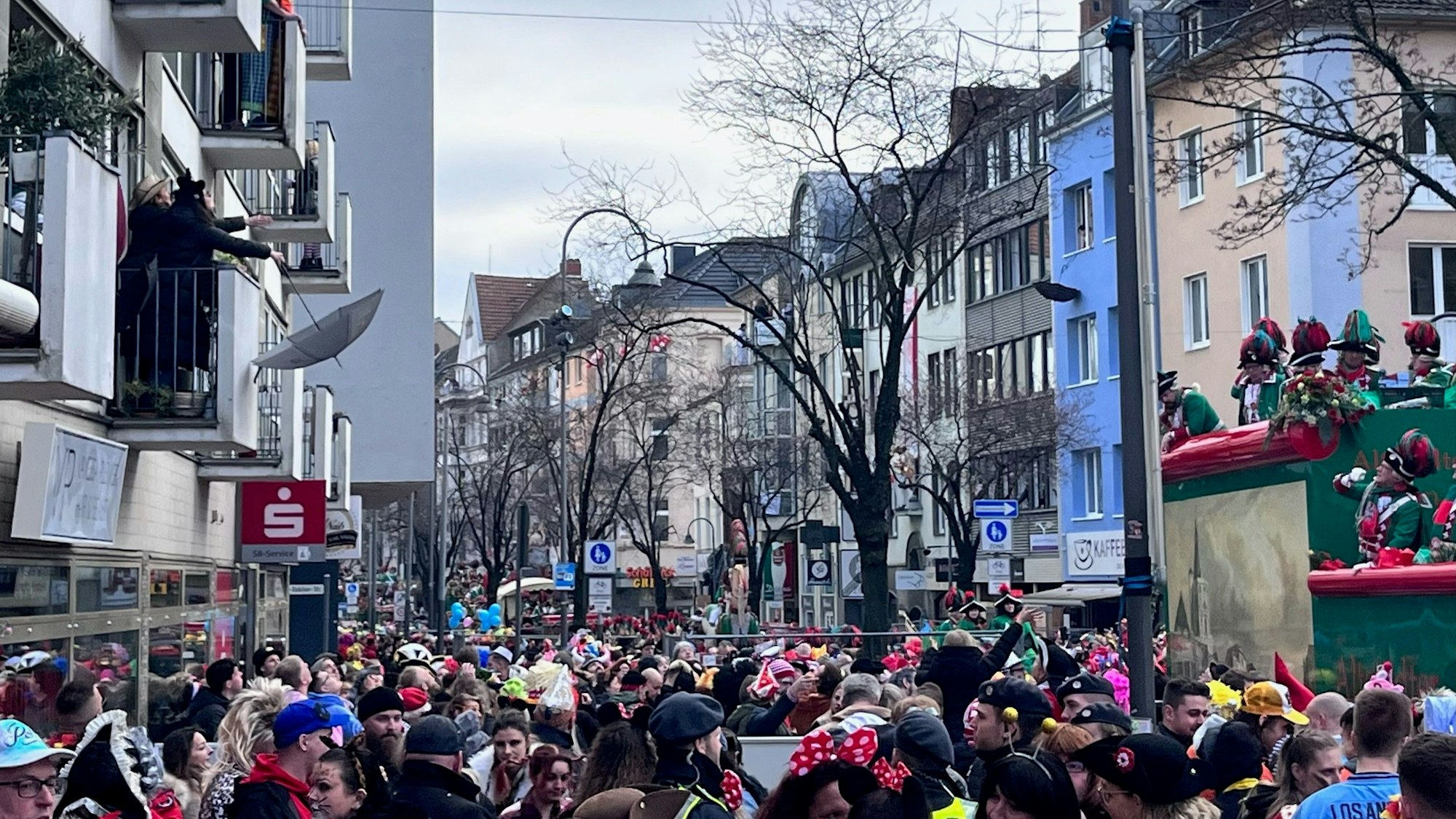 Warten an der Deutzer Freiheit