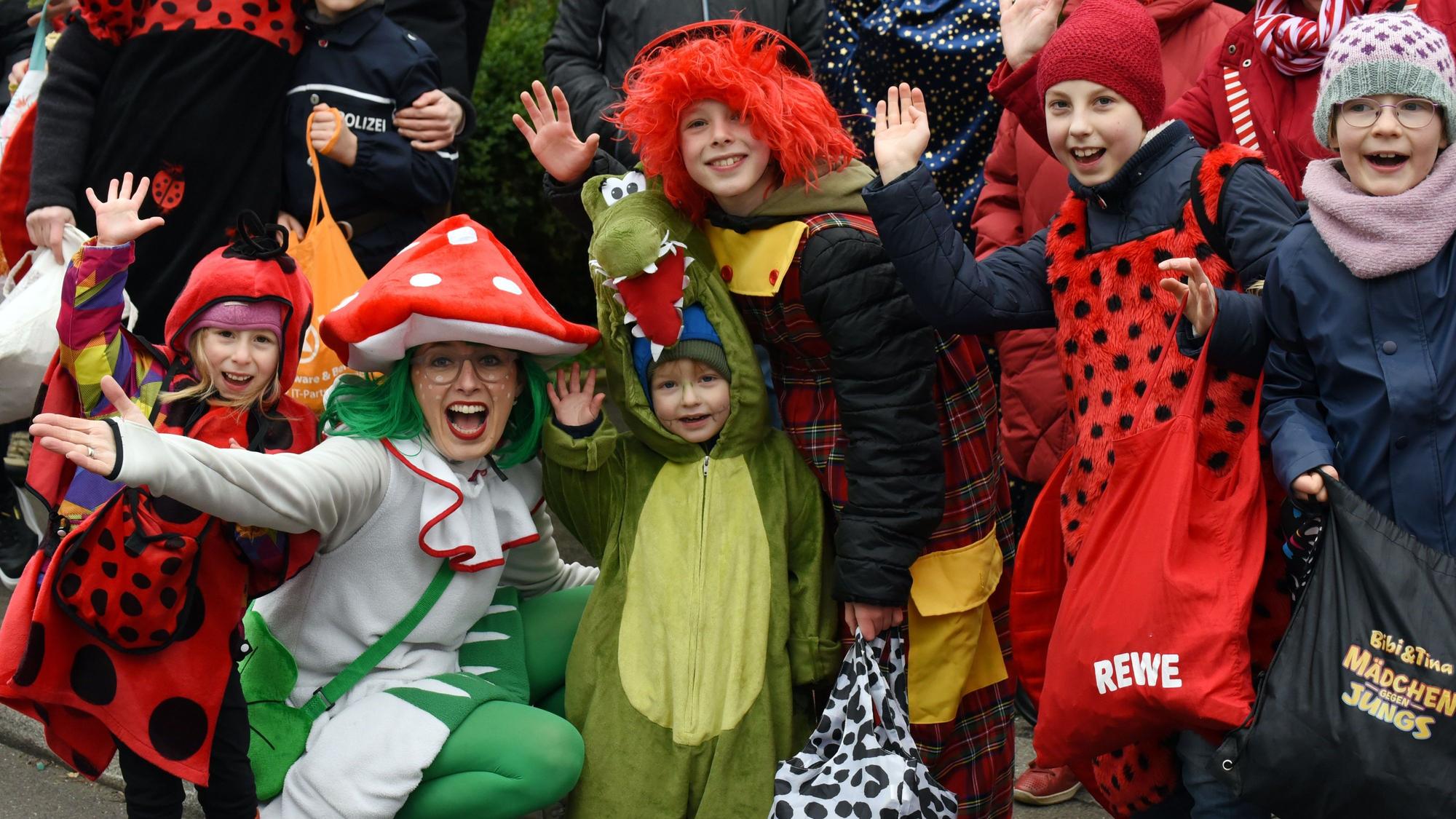 Jecke jubeln am Straßenrand des Kinderzugs in Frielingsdorf.