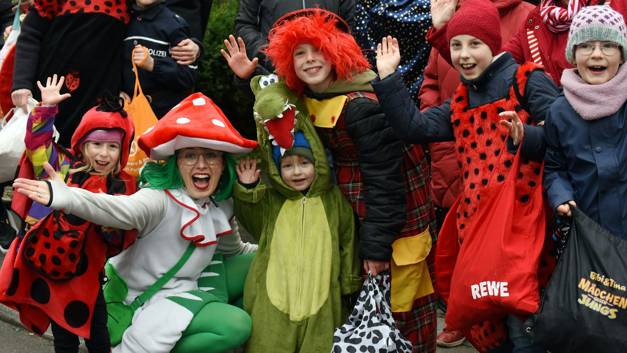 Jecke jubeln am Straßenrand des Kinderzugs in Frielingsdorf.