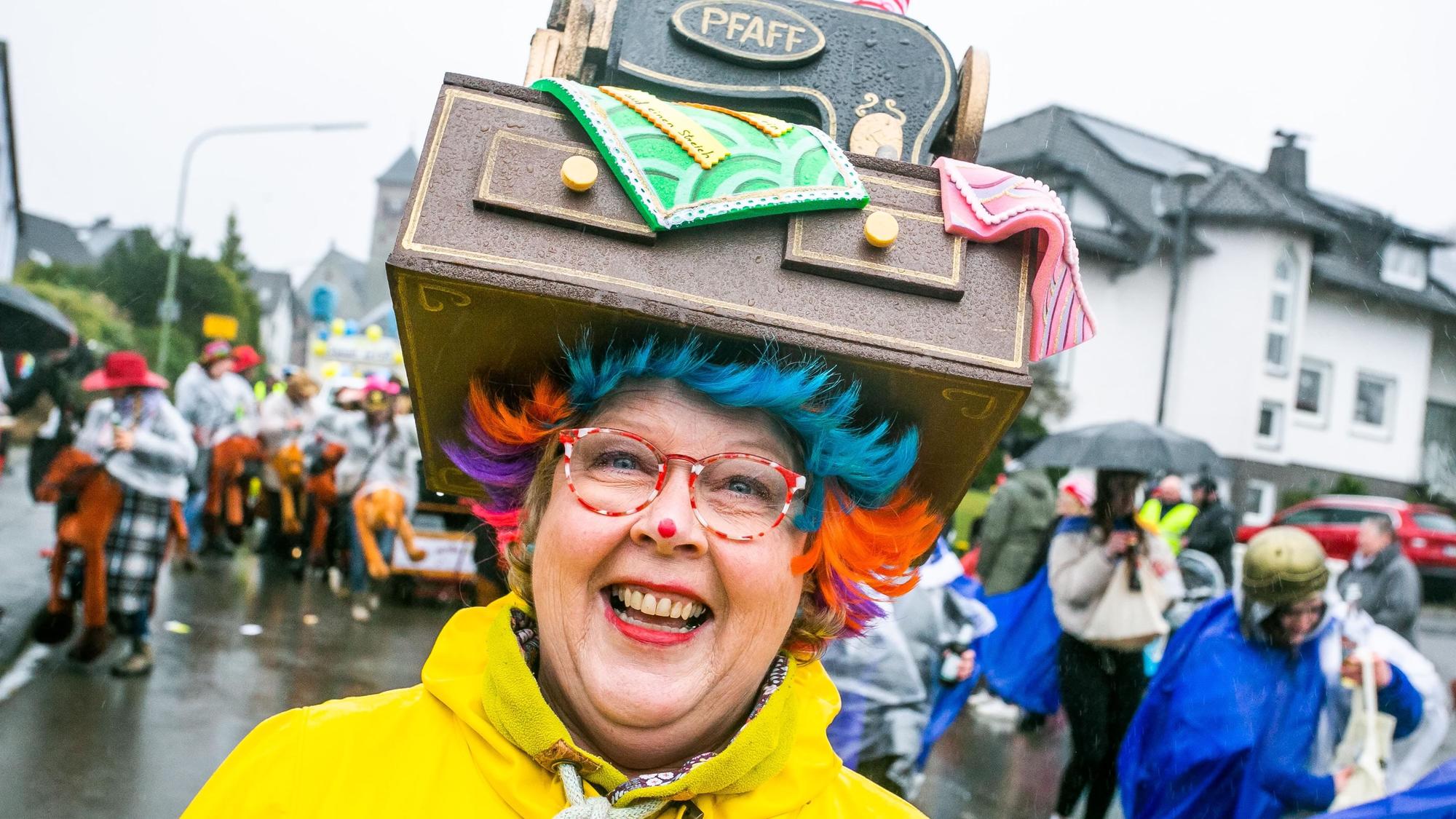 Eine Frau ist verkleidet. Sie trägt einen Hut, auf dem eine gebastelte Nähmaschine von Pfaff zu sehen ist.
