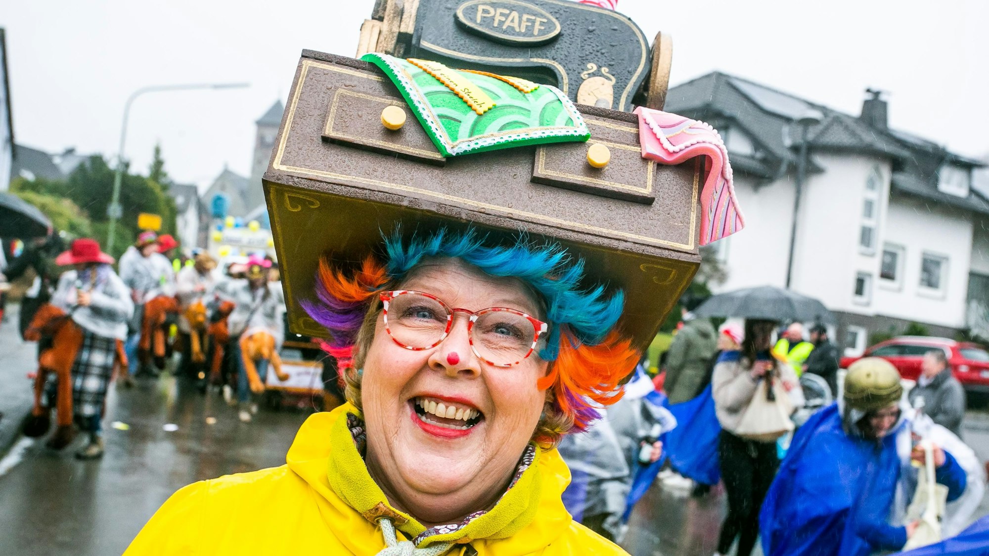 Eine Frau ist verkleidet. Sie trägt einen Hut, auf dem eine gebastelte Nähmaschine von Pfaff zu sehen ist.