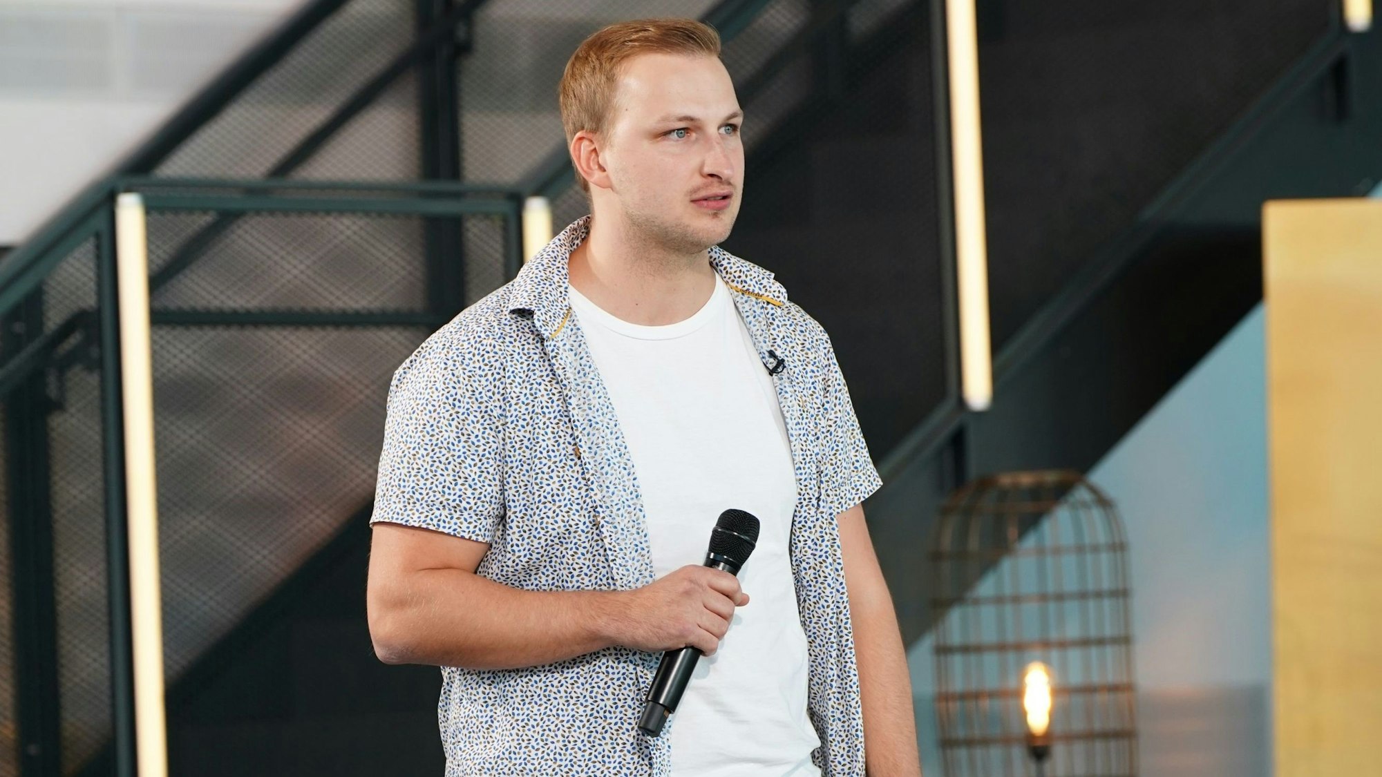 Das Foto zeigt Nachwuchssänger David Leischik aus Hürth. Er hat es bei DSDS unter die letzten 40 geschafft.