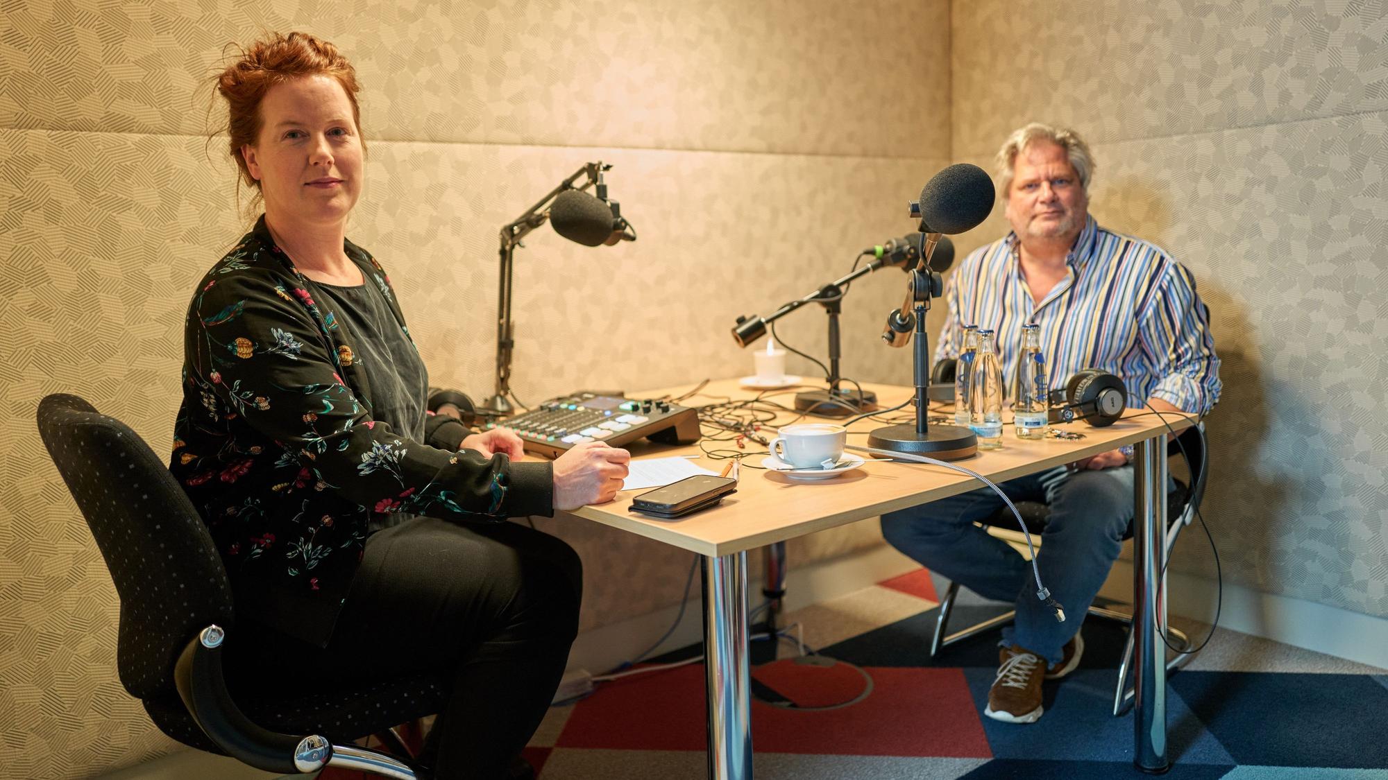 Sarah Brasack im Podcast-Studio mit dem Schlafmediziner Michael Feld