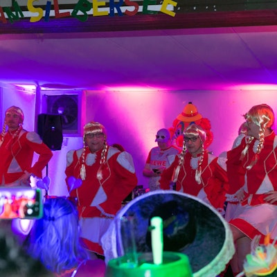 Die Männertanzgruppe in Mariechen-Kostümen.