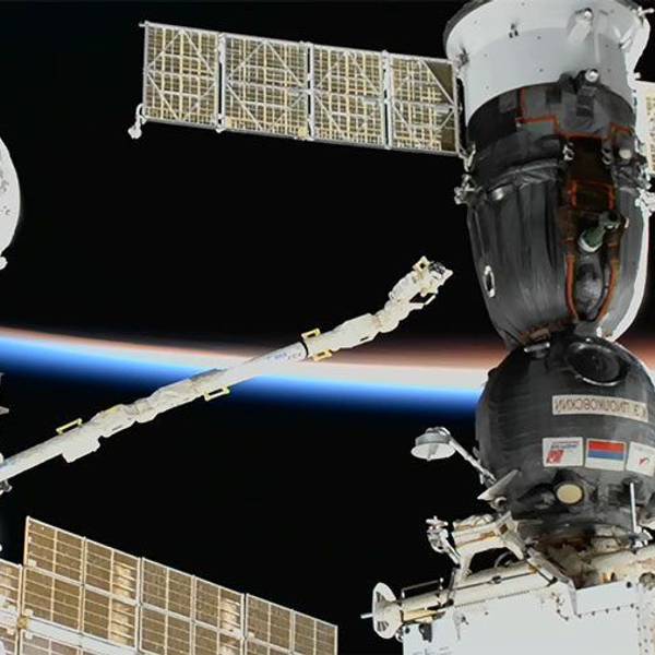 Der von der Kosmonautin Anna Kikina gesteuerte europäische Roboterarm untersucht die Sojus-MS-22-Kapsel, nachdem ein Leck im Dezember 2022 entdeckt wurde, das einen Weltraumspaziergang absagte.