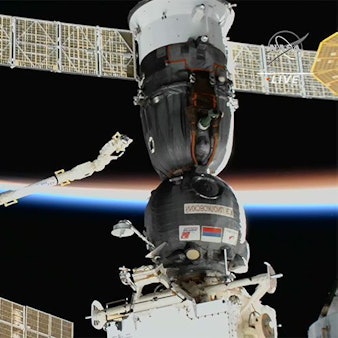 Der von der Kosmonautin Anna Kikina gesteuerte europäische Roboterarm untersucht die Sojus-MS-22-Kapsel, nachdem ein Leck im Dezember 2022 entdeckt wurde, das einen Weltraumspaziergang absagte.