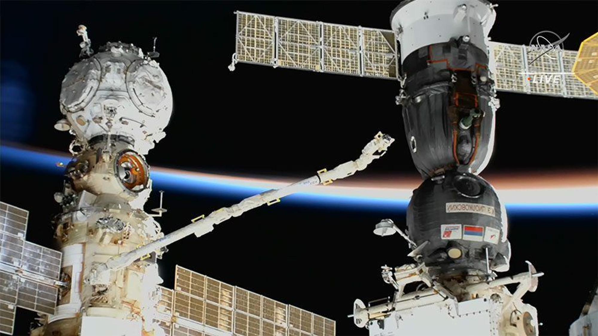 Die Sojus-MS-22-Kapsel, nachdem ein Leck im Dezember 2022 entdeckt wurde, wurde von einem Roboterarm untersucht. (Archivbild)