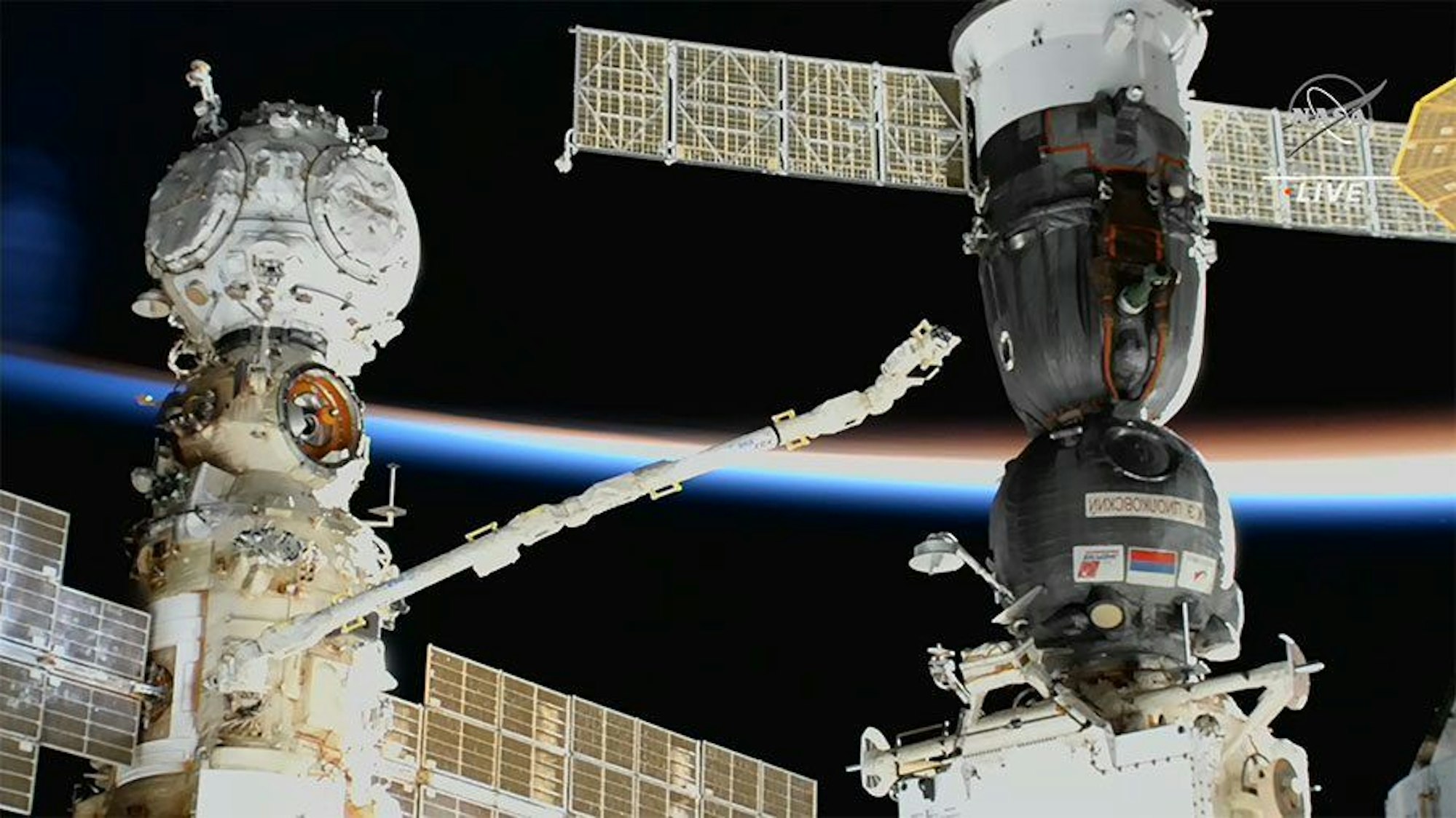 Die Sojus-MS-22-Kapsel, nachdem ein Leck im Dezember 2022 entdeckt wurde, wurde von einem Roboterarm untersucht. (Archivbild)