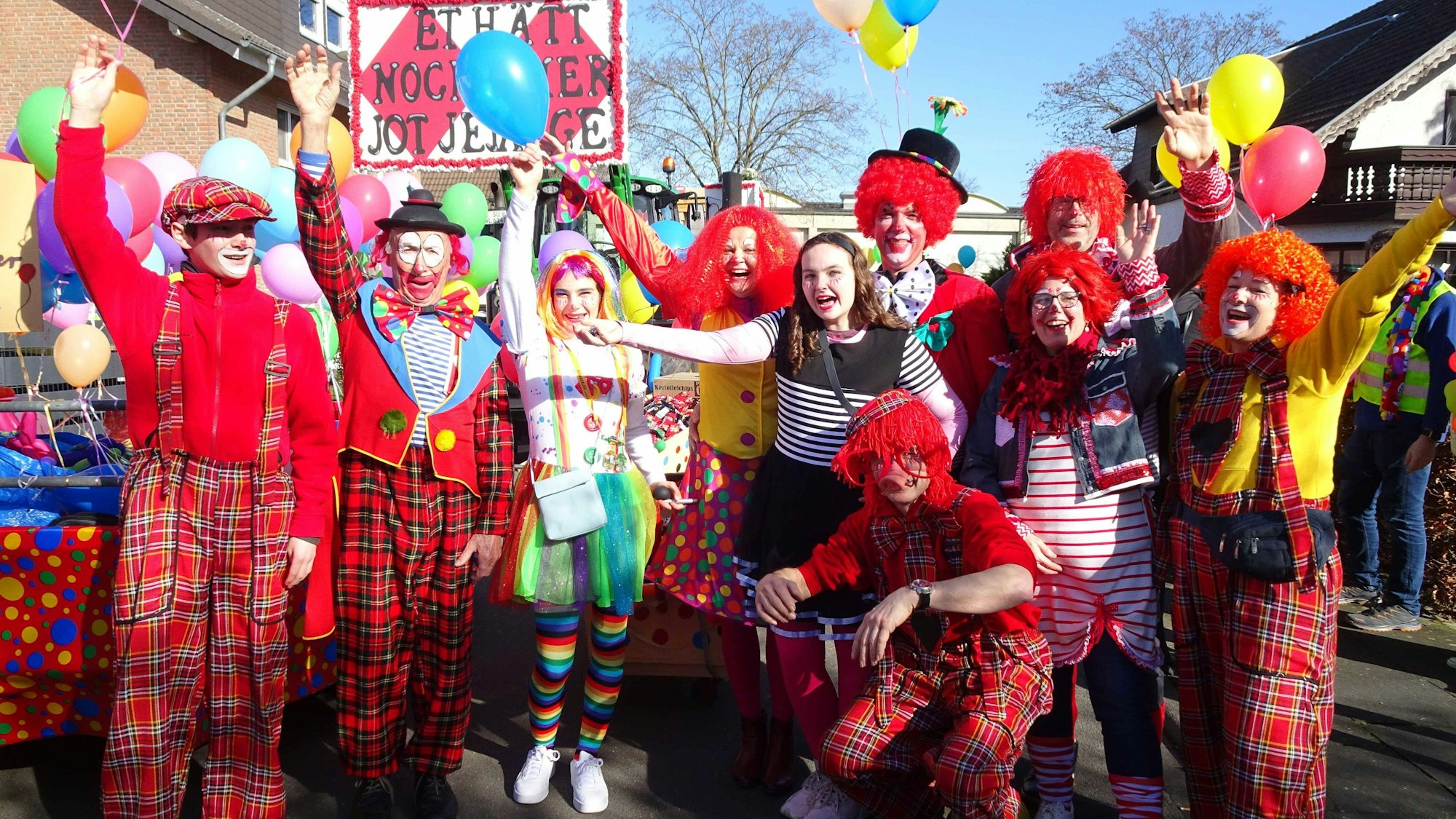 Karnevalszug 2023 in Rheinbach-Flerzheim: Fußgruppe CLowns, Familie Peter Schneider (84 Jahre, 2.v. links) und Freunde