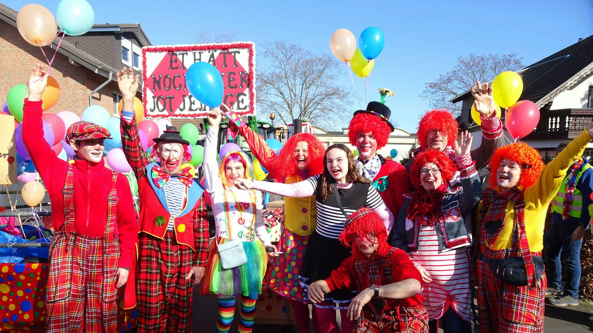 Der Karnevalszug 2023 in Rheinbach-Flerzheim mit der Clowns-Fußgruppe.
