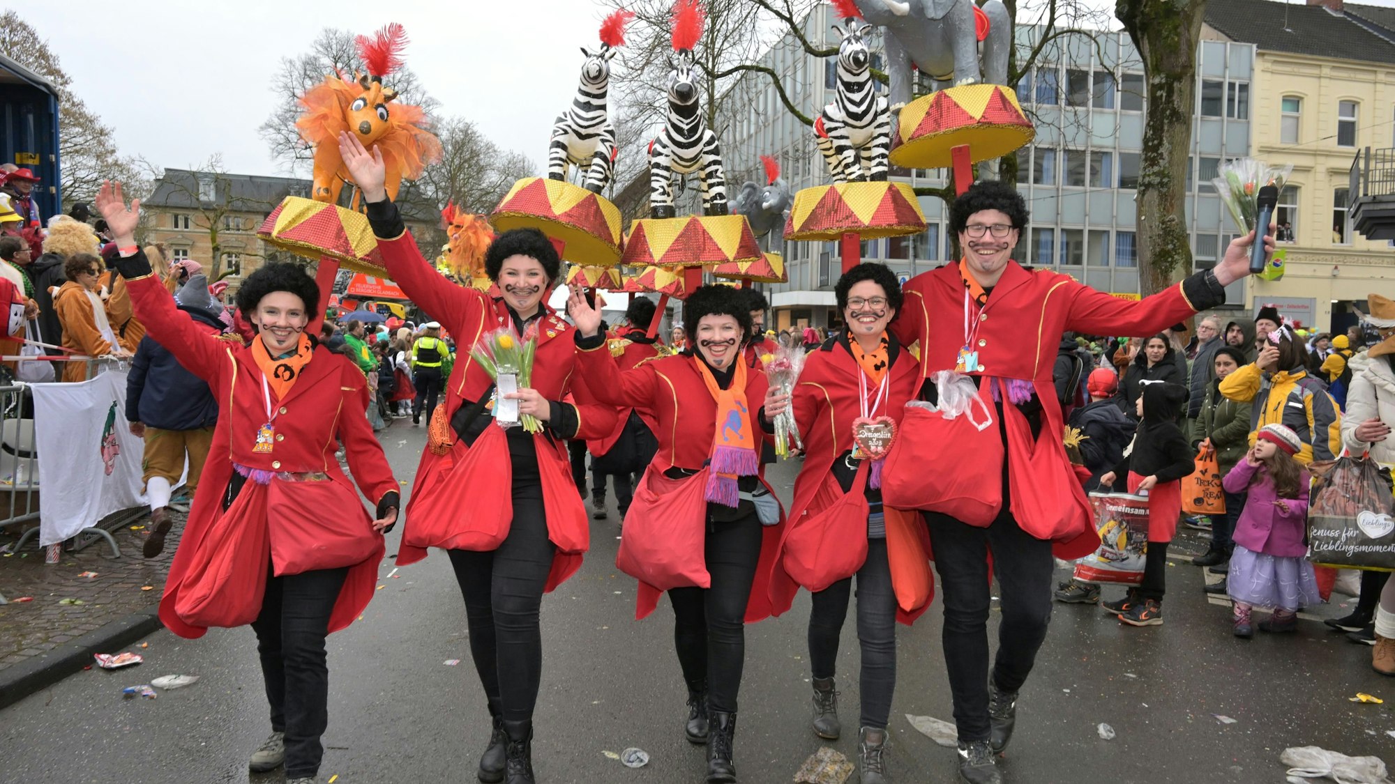 Die Hebborner Buure auf dem Karnevalszug in Bergisch Gladbach 2023.