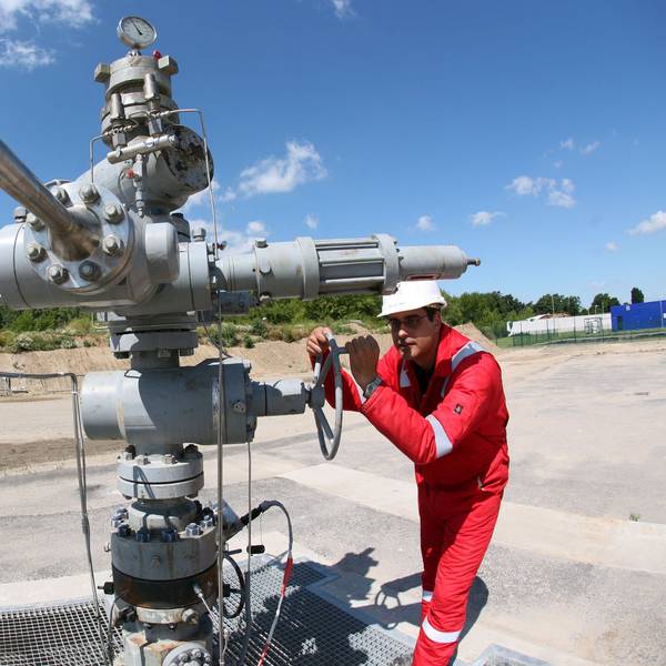 Der Diplomingenieur Fabian Möller dreht an einem Absperrventil der CO2- Speicherbohrung in Ketzin (Havelland).