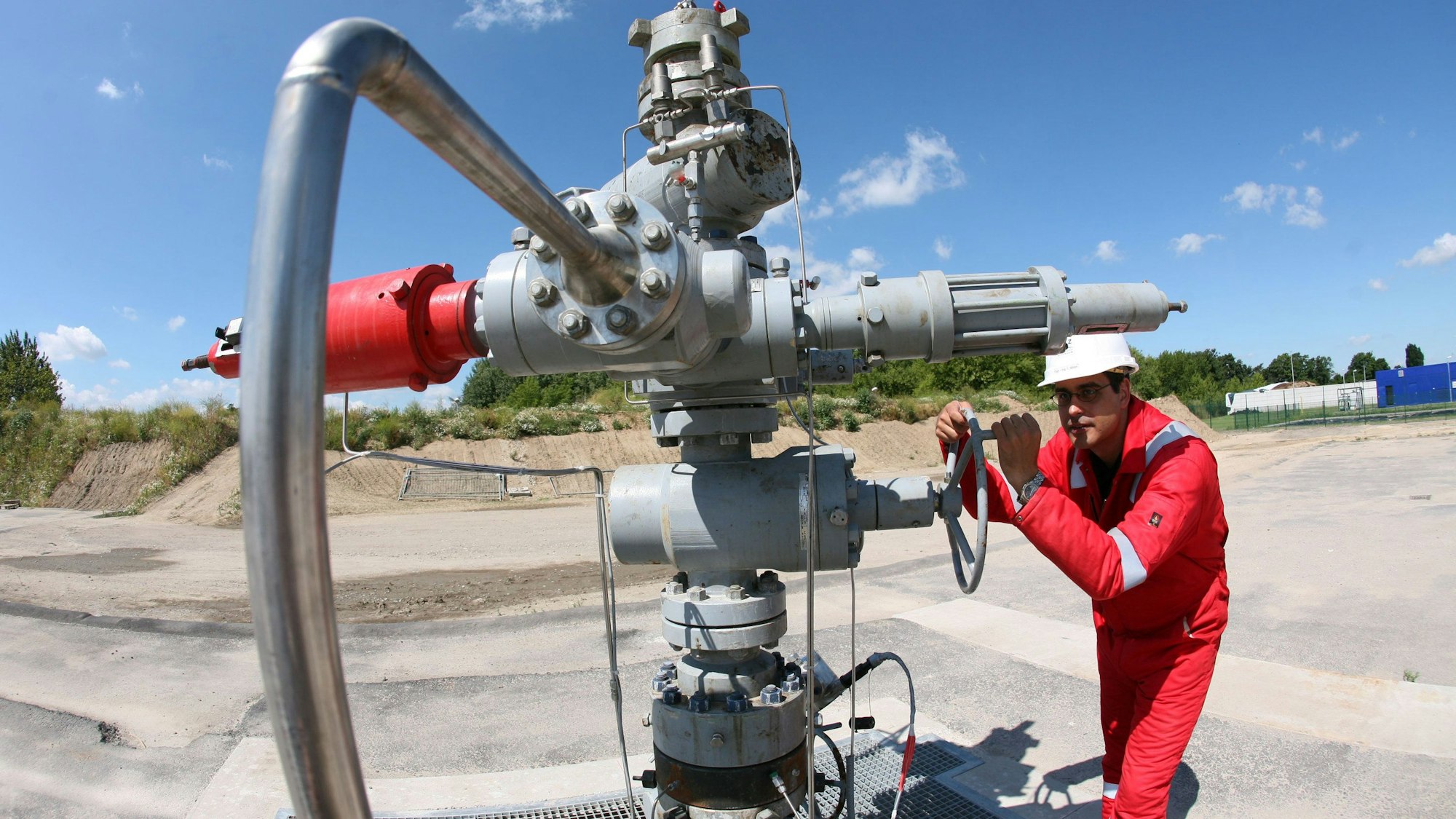 Der Diplomingenieur Fabian Möller dreht an einem Absperrventil der CO2- Speicherbohrung in Ketzin (Havelland).