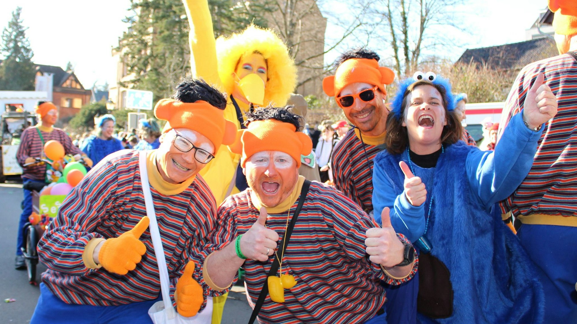 Endlich wieder Zoch in Kommern: Die Jecken im Rosenmontagszug waren einfach nicht zu bremsen.