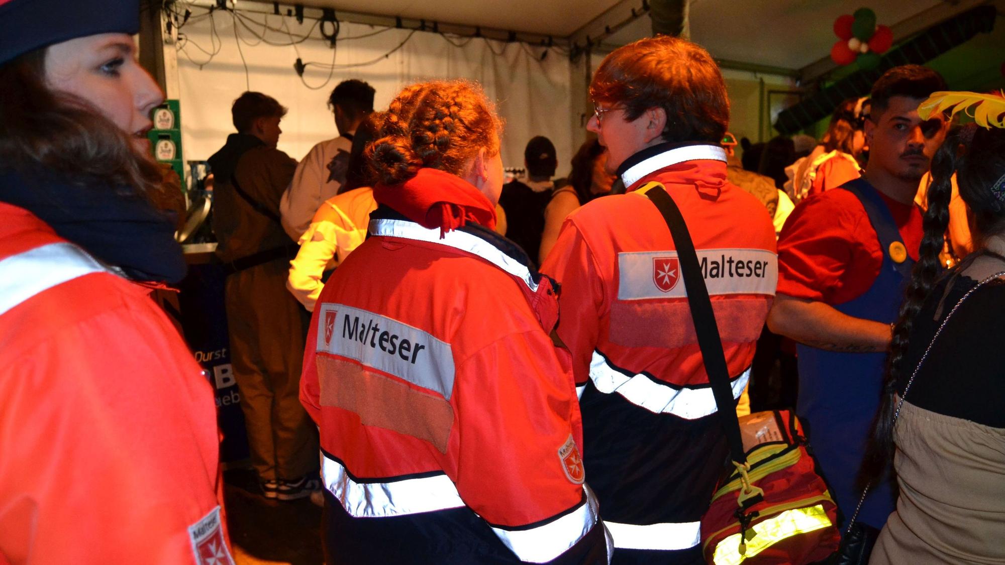Zu sehen sind Malteser-Sanitäter bei ihrem Streifgang durch ein Festzelt.